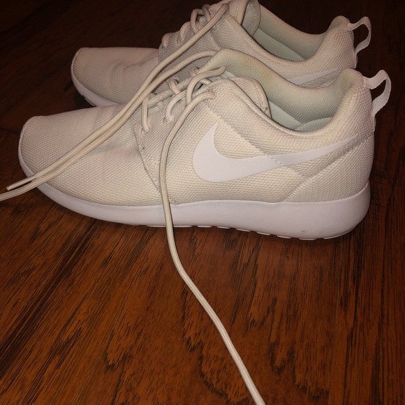 Nike Shoes - Nike roshe ones